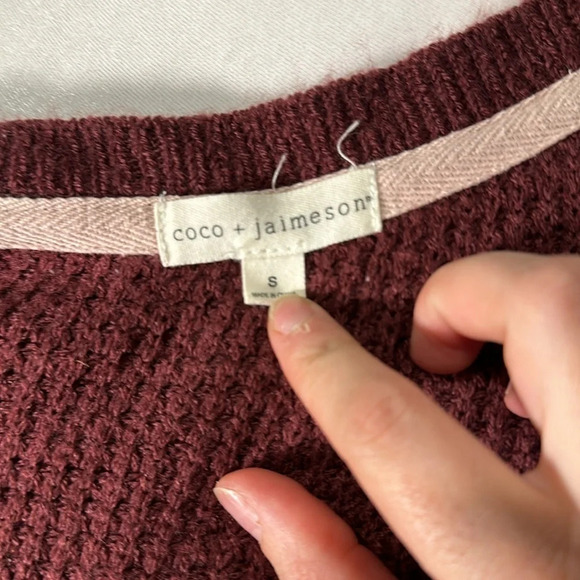 maroon fringy raw hem Coco + Jaimeson cold shoulder sweater size small - Picture 4 of 4